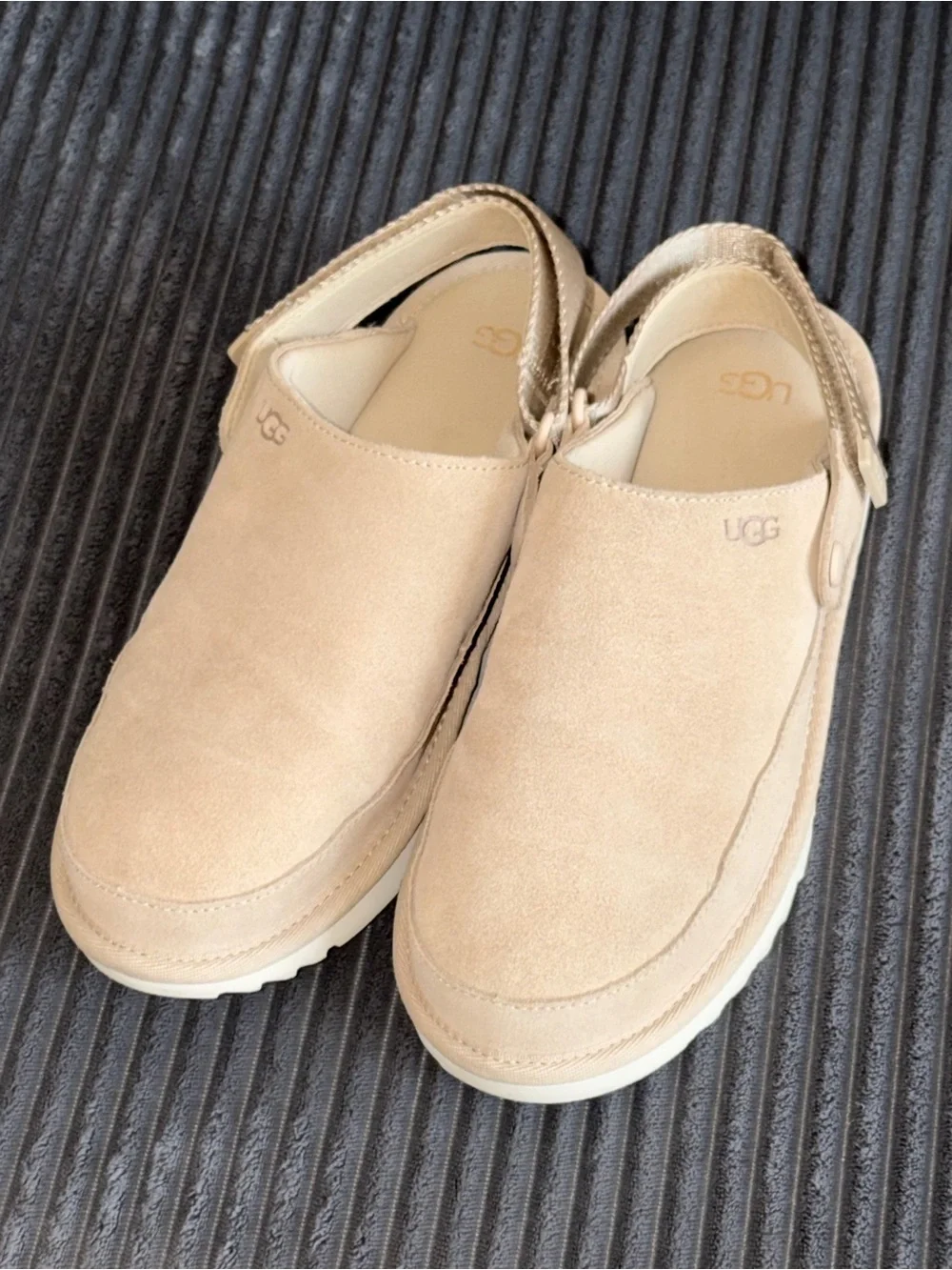 UGG Goldenstar Clog Shoe, size EU 38, color: sand, women’s - Picture 2 of 9